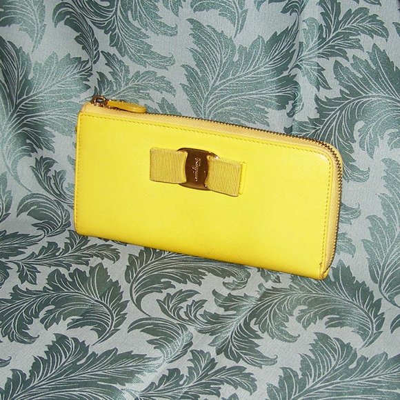 💛 SALVATORE FERRAGAMO Yellow Zip Wallet in Saffiano Leather - Picture 4 of 17